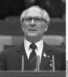 535px-Bundesarchiv_Bild_183-1986-0421-044%2C_Berlin%2C_XI__SED-Parteitag%2C_Erich_Honecker.jpg